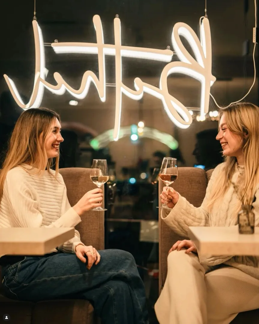 Wnętrze kawiarni Bethel Concept w Nowym Targu - elegancki i botaniczny design